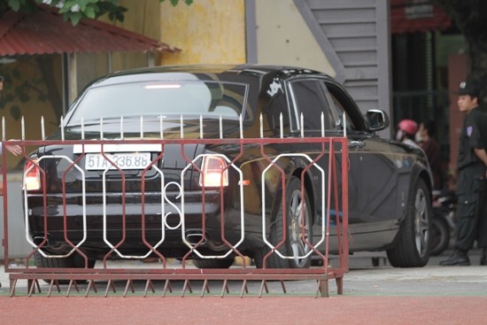 Rolls Royce Phantom Rồng phiên bản Rồng đặc biệt của năm 2012 mà bầu Kiên mới tậu thường đậu ở ngay trong sân Hàng Đẫy.
